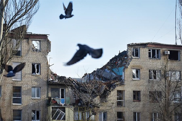 Un bloque de apartamentos destruido en un ataque aéreo ruso en Bakhmut, región de Donetsk, Ucrania oriental.