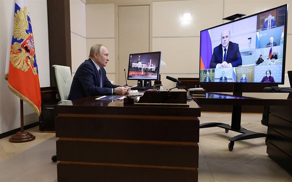 El presidente ruso, Vladimir Putin, habla durante una reunión sobre la situación de la guerra con Ucrania.