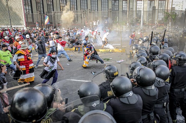 Manifestantes se enfrentan con la Policía en el Parque Universitario durante la llamada ‘toma de Lima’.