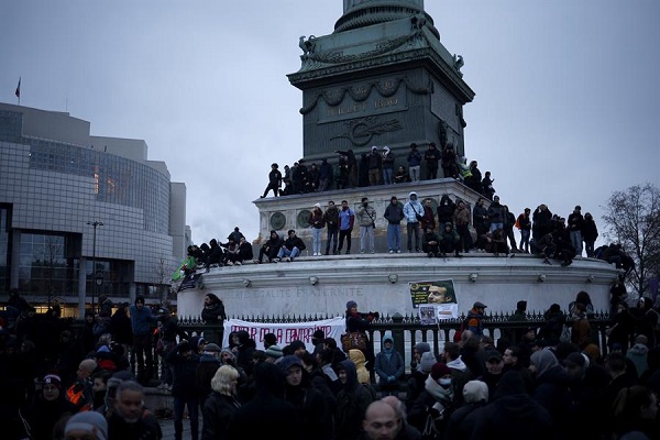 Los manifestantes se reúnen durante una huelga nacional contra la reforma del gobierno del sistema de pensiones, en París, Francia.