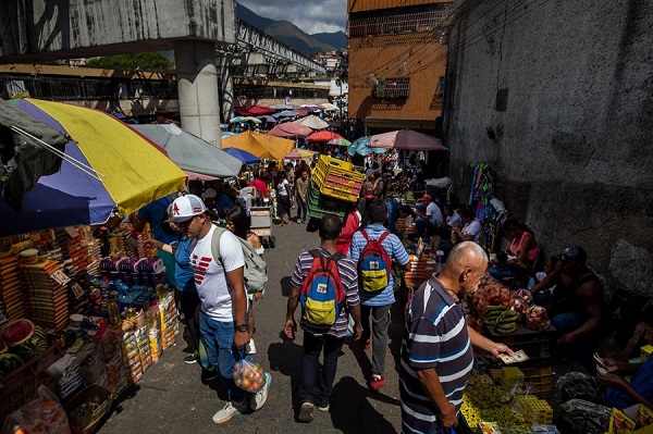 Las alzas de las tasas de inflación que Venezuela ha registrado en los últimos cinco meses, hasta cerrar 2002 en el 305,7 % interanual, según estimaciones independientes.