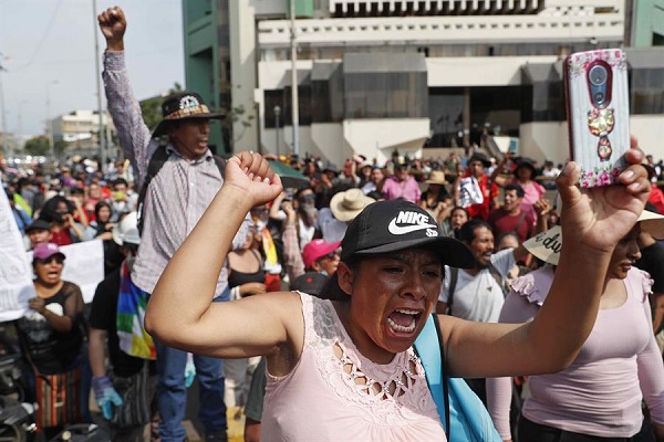 Momento en el que ciudadanos protestan junto a la sede de la Prefectura, donde se encuentran los manifestantes detenidos, en Lima.