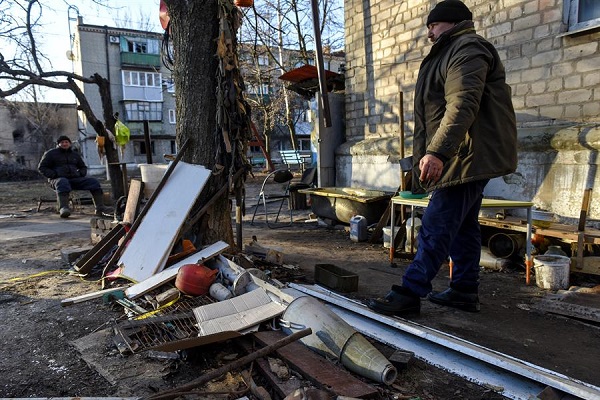 Los lugareños se encuentran junto al racimo de un misil Uragan en el patio de un edificio residencial en la ciudad de Siversk, región de Donetsk, este de Ucrania.