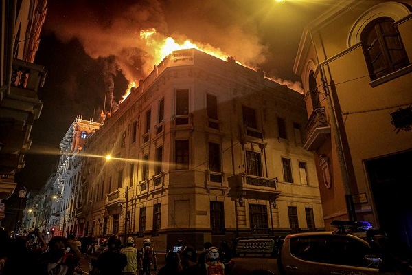 Un incendio de grandes dimensiones arrasó una casona del centro histórico de Lima a unos metros de la Plaza San Martín, epicentro de la gran manifestación antigubernamental.