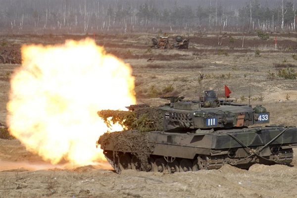El desarrollo del Leopard se hizo pensando en batallas frontales con otras divisiones de tanques por lo que el blindado en los lados y en la parte trasera es menos sólido.