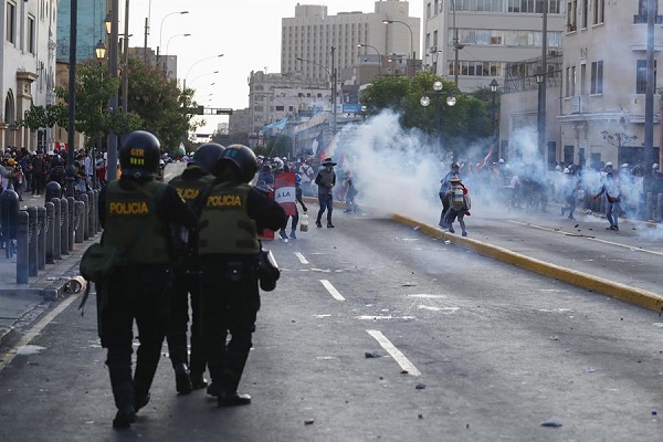 Manifestantes y policías se enfrentan durante una nueva marcha antigubernamental en Lima.