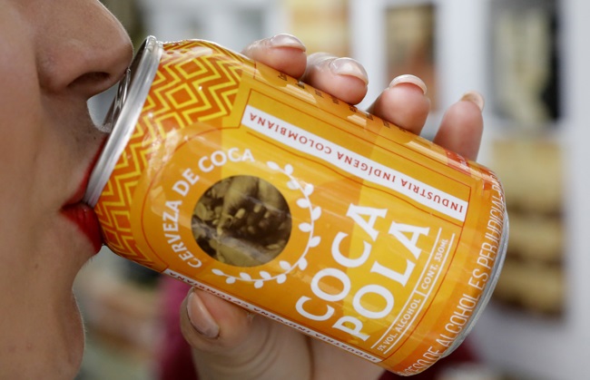 Una mujer consume una cerveza Coca Pola, el 13 de enero de 2023, en Bogotá (Colombia).EFE
