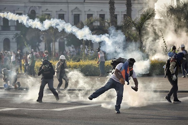 Manifestantes se enfrentan con la policía durante una nueva jornada de marchas contra la presidencia de Dina Boluarte