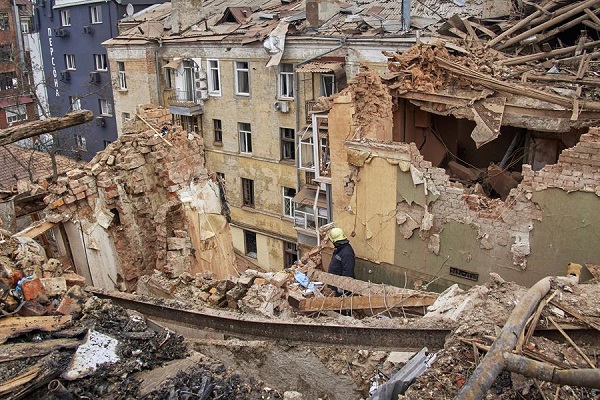 Los rescatistas ucranianos trabajan en un edificio residencial afectado por un bombardeo nocturno ruso en Kharkiv, Ucrania.