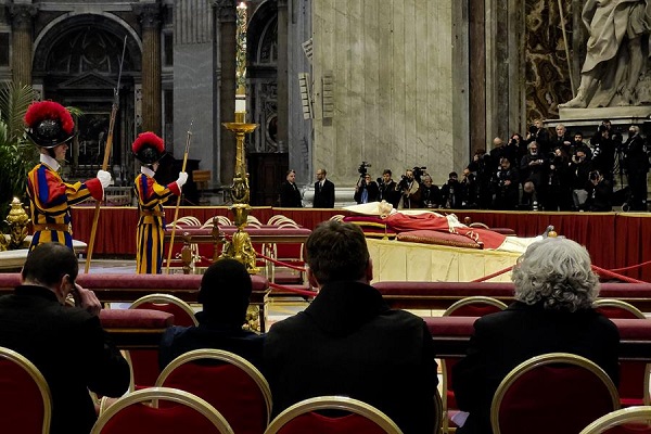 El cuerpo sin vida del Papa Emérito Benedicto XVI permanece en la capilla ardiente instalada en la nave central de la Basílica de San Pedro de El Vaticano.
