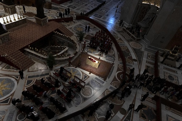 Vista general de la capilla ardiente del papa emérito Benedicto XVI (Joseph Ratzinger) en la basílica de San Pedro del Vaticano.