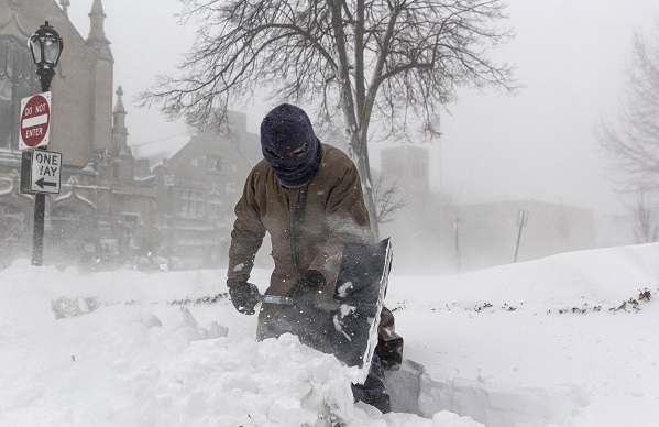 Un hombre retira nieve con una pala durante una tormenta invernal que afecta a gran parte de Estados Unidos.