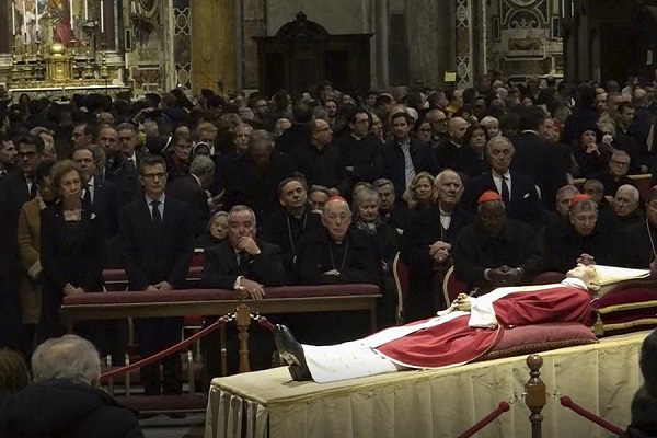 Momento en el que la Reina Emérita de España, Doña Sofía, y el ministro de la Presidencia, Félix Bolaños, visitan la capilla ardiente del Papa Emérito Benedicto XVI en El Vaticano.