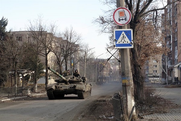 Las fuerzas ucranianas conducen un tanque a través de una calle en la ciudad de Bakhmut, área de Donetsk, Ucrania.