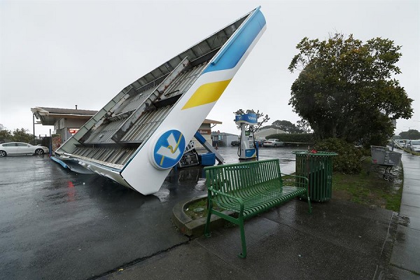 Las autoridades de numerosas localidades, principalmente en la costa central del estado, han emitido órdenes de evacuación.