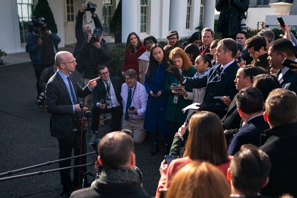 El Asesor Especial del Presidente y Portavoz de la Oficina del Abogado de la Casa Blanca, Ian Sams, responde a una pregunta de los medios de comunicación en la Casa Blanca en Washington.