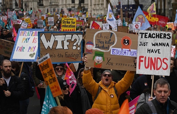 Por lo menos unas 500 mil personas salieron a secundar los paros que alteraron la vida cotidiana de gran parte de los británicos.