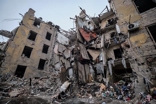 Daños en el sitio de un ataque con misiles durante la noche en un distrito residencial en Kramatorsk, región de Donetsk, este de Ucrania.