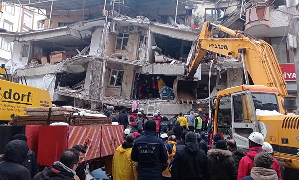 Personal de emergencia busca víctimas en el sitio de un edificio derrumbado después del poderoso terremoto en Diyarbakir, sureste de Turquía, en donde además sigue buscando a supervivientes en medio de bajas temperaturas.