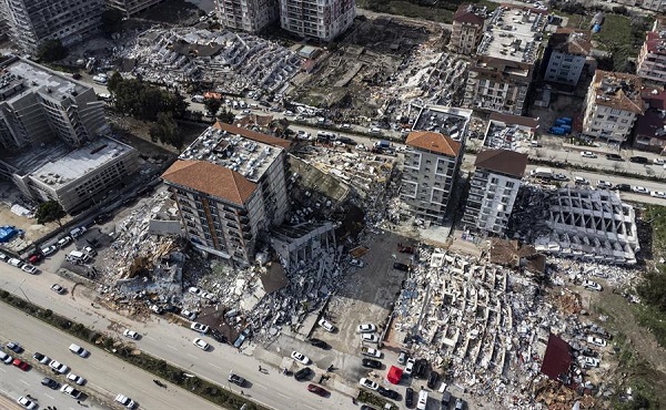 Una foto tomada con un dron muestra una vista aérea de los edificios derrumbados después de un terremoto en Hatay, Turquía, el 7 de febrero de 2023.