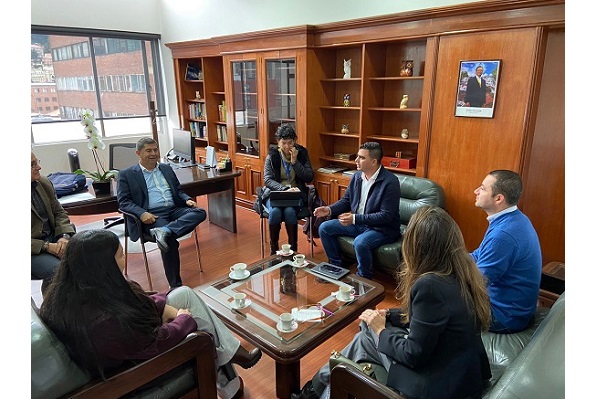 Se podrán formalizar empleos en el sector público y a la vez proteger los derechos de los trabajadores, según el marco legal vigente.