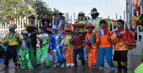 Entre trajes típicos y de fantasía, los niños y niñas, esperan disfrutar de este Carnaval Infantil. 