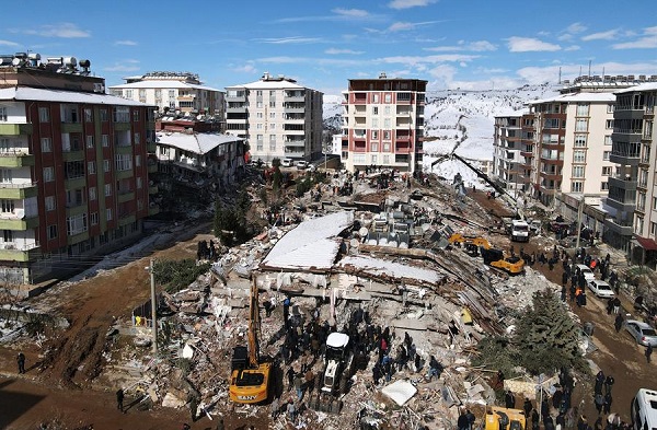 Una vista aérea tomada con un dron muestra edificios derrumbados mientras continúan los trabajos de rescate tras un gran terremoto en el distrito de Besni de la ciudad de Adiyaman, Turquía.