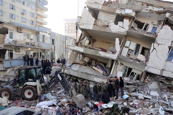 Equipos de rescate junto al edificio derrumbado en la ciudad de Kahramanmaras, sureste.