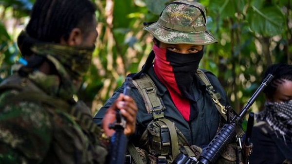  El anuncio del Gobierno se conoce luego de los reparos que hizo el fiscal general de Colombia, Francisco Barbosa, quien no levantó las órdenes de captura contra 16 jefes paramilitares.