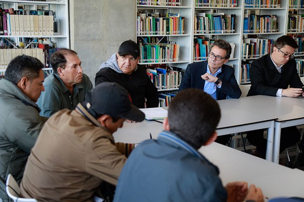 El ministro de Educación Alejandro Gaviria Uribe, escuchando las necesidades de los voceros de Asoinca.