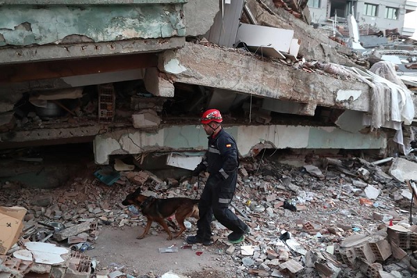Un miembro del equipo español de búsqueda y rescate inspecciona el área del derrumbe de un edificio después de un poderoso terremoto en Hatay.