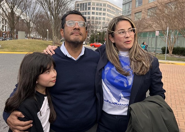 El exprecandidato presidencial nicaragüense Félix Maradiaga, uno de los presos políticos nicaragüenses expulsados de su país, posa junto a su esposa, la activista Berta Valle, y su hija.
