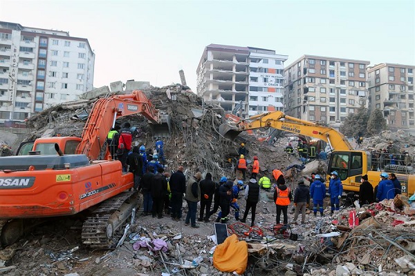 El personal de emergencia de varios países trabaja en edificios derrumbados tras un fuerte terremoto del pasado lunes en Kahramanmaras, Turquía.