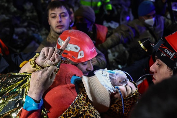 El personal de emergencia transporta a la siria Seher Ghanam que fue rescatada del lugar donde se derrumbó un edificio poco después de que su padre, Faez Ghanam, también fuera rescatado.