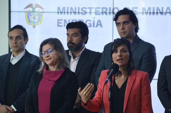  La ministra Irene Vélez sigue en el ‘ojo del huracán’ con señalamientos de irregularidades en su cartera.