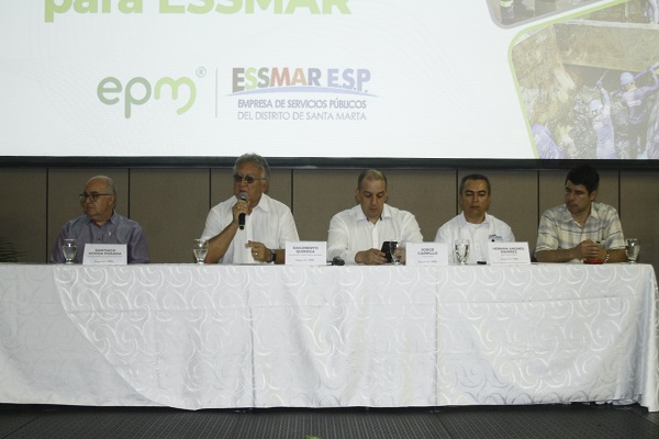 El vicepresidente ejecutivo de gestión de negocios del EPM, Santiago Ochoa Posada, en compañía de otros directivos de la EPM y gerente de Essmar Hernán Ramírez.  