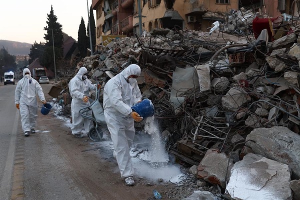 Soldados vertiendo cal sobre escombros y cerca de sus hábitats contra infecciones y enfermedades después del terremoto en Hatay, Turquía.