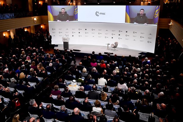 El presidente de Ucrania, Volodymyr Zelensky, aparece en la pantalla durante la inauguración de la 59.ª Conferencia de Seguridad de Múnich.