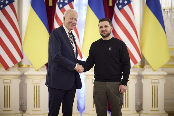 El presidente de Estados Unidos, Joe Biden realizó una visita no anunciada a Kiev, la primera desde el comienzo de la invasión rusa y se reunió con su homólogo ucraniano, Volodimir Zelenski.