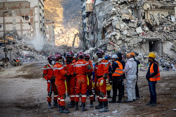 Rescatistas trabajan en el sitio de edificios derrumbados después de un fuerte terremoto, en Hatay, Turquía.