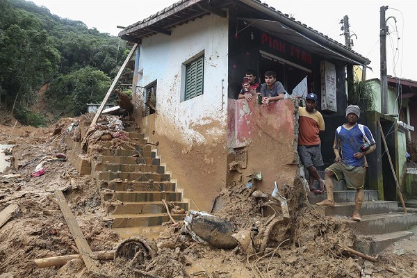Fotografía de una zona afectada por las fuertes lluvias en el distrito de Juquehy, en la ciudad de Sao Sebastiao, en el litoral del estado de Sao Paulo.