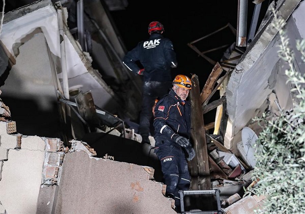 Los miembros de los equipos de rescate trabajan en un edificio colapsado después de un nuevo terremoto de magnitud 6,3 en Hatay, Turquía.