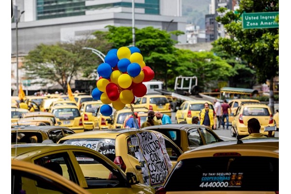 El alza en el precio del combustible y el uso de las plataformas de movilidad serían las causas de estas manifestaciones en Colombia.