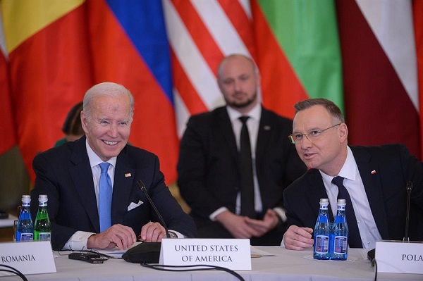El presidente estadounidense Joe Biden  y el presidente polaco Andrzej Duda durante la cumbre de los Nueve de Bucarest, en el Palacio Presidencial en Varsovia.