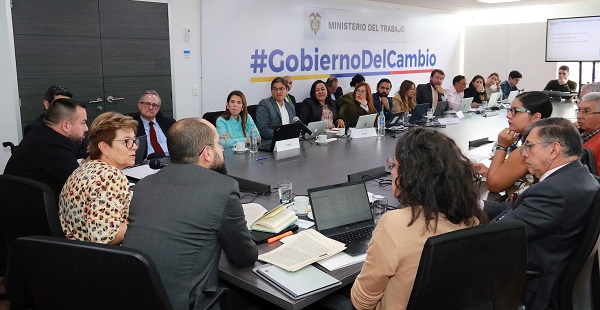 El informe de la comisión de expertos de la OIT también considera “peligroso y desventajoso”, la eliminación del límite de la jornada diaria de 8 horas.