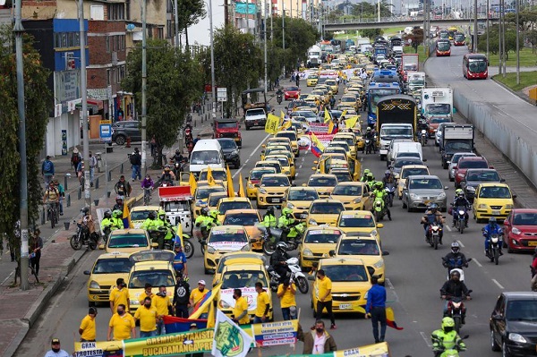 El ministro de Transporte Guillermo Reyes llegó a un acuerdo con el gremio de taxistas para finalizar el paro a nivel nacional.