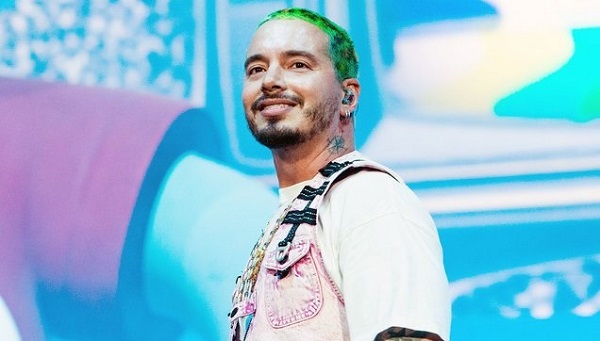 J Balvin, uno de los cantantes colombianos  más importantes y reconocido por sus grandes éxitos musicales.  