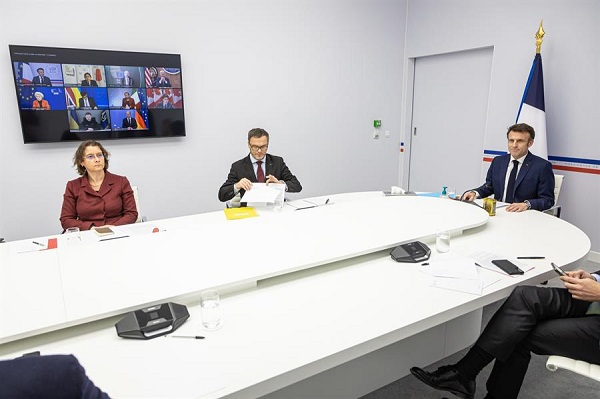 El presidente francés, Emmanuel Macron flanqueado por sus asesores diplomáticos, asiste a una reunión en línea con los líderes del G7 y el presidente de Ucrania, Volodymyr Zelensky en el palacio del Elíseo en París.