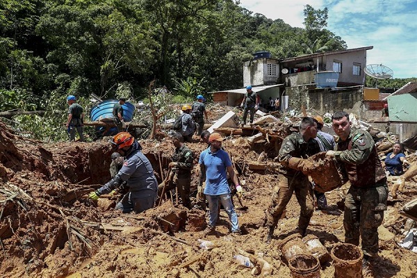 Miembros del ejército brasileño, bomberos y de la Defensa Civil trabajan en el rescate de los cuerpos de las víctimas de un deslizamiento de tierra debido a lluvias torrenciales en Sao Sebastiao.