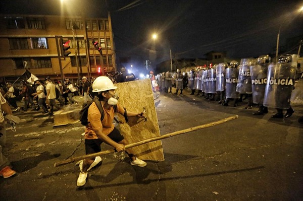 Según datos de esta institución, 47 personas que participaban en las protestas fallecieron fruto de enfrentamientos, mientras que un policía murió tras ser quemado vivo por manifestantes.